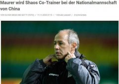 他的咖啡杯旁边摊开一本