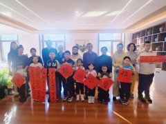 <strong>逐步引导孩子们完成写春</strong>