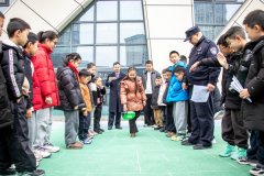 ”民警向学生们介绍武术