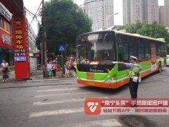 一辆搭载老人的三轮车不