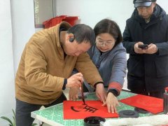 一个个色彩鲜亮、独具匠心的冰箱贴新鲜出炉