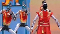 死死攥住了人形机器人的