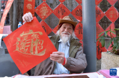 在背面签下英文名字