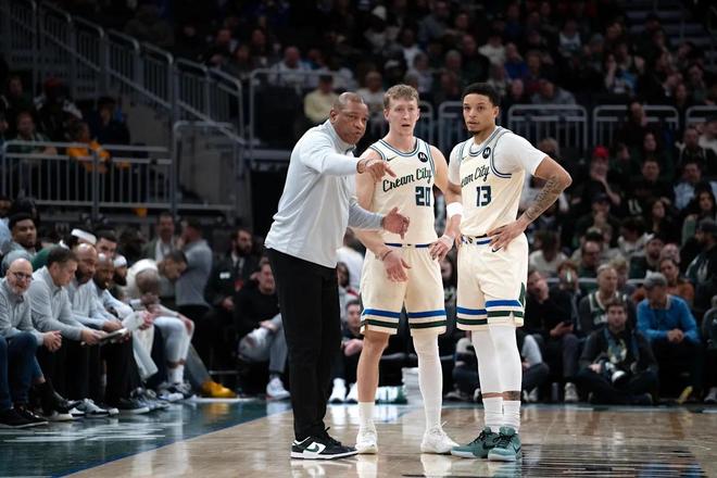 雄鹿球员面谈落幕 里弗斯去留成焦点