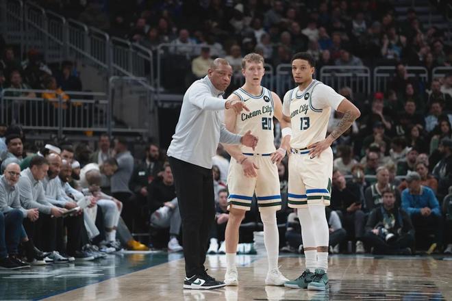 雄鹿球员面谈落幕 里弗斯去留成焦点