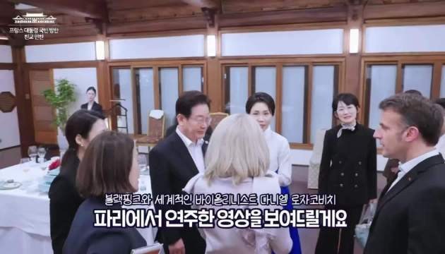 韩国足球综艺Ayaka首秀破门引热议，韩法政要共赏