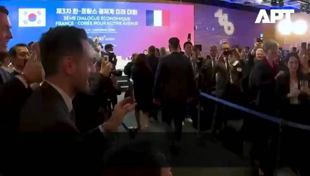 韩国足球综艺Ayaka首秀破门引热议，韩法政要共赏